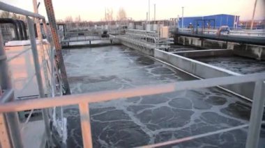 Arındırma istasyonundaki rezervuarda kirli su havası