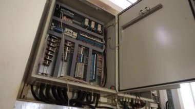 Modern anahtar teçhizatıyla açık dolap