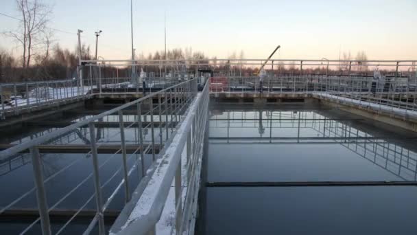 Reservatórios com água e pontes na estação de purificação — Vídeo de Stock