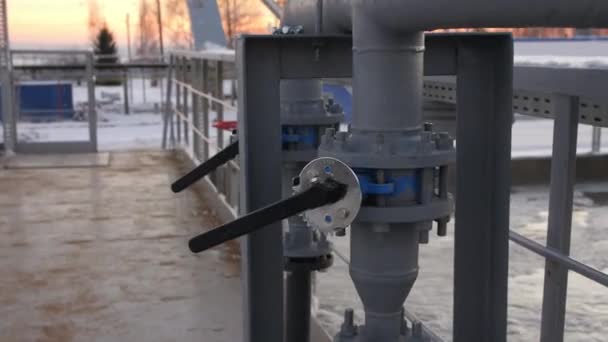 Leviers sur tuyaux par réservoir avec eau tourbillonnante à la station — Video