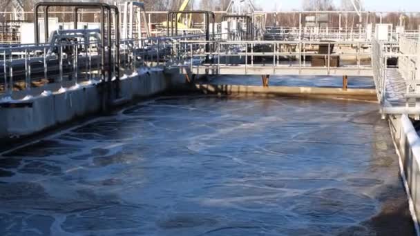 Piscina de agua de aireación con suelo en la estación de purificación — Vídeos de Stock