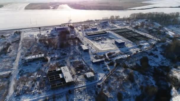 Kışın nehir kenarındaki atık su arıtma istasyonu — Stok video