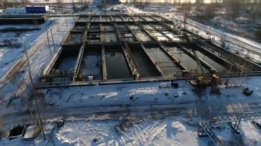 Kışın arıtma istasyonunda atık su rezervleri