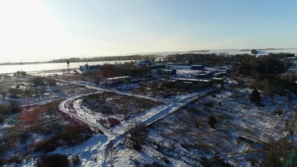 Снежная земля с голыми деревьями возле очистных сооружений — стоковое видео