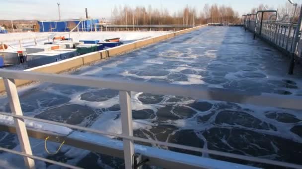 Wervelend afvalwater in groot reservoir bij beluchtingsproces — Stockvideo