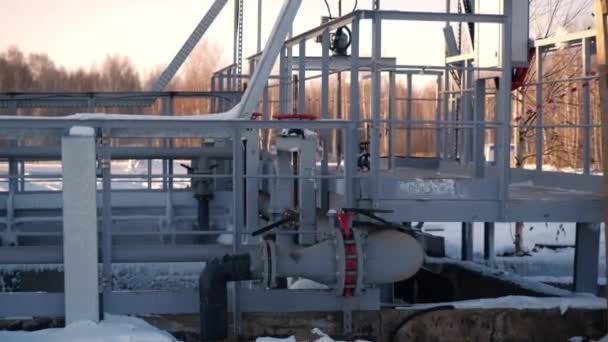 Compresor en terreno técnico en planta de tratamiento de aguas residuales — Vídeo de stock