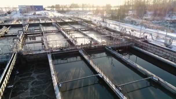 Travailleur marche le long du pont sur les piscines avec des eaux usées — Video