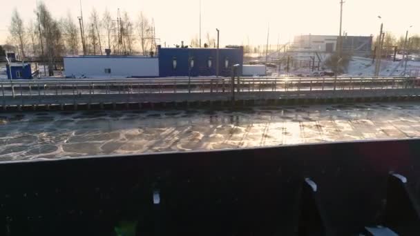 Enorme serbatoio con acqua sporca vorticosa alla stazione di filtrazione — Video Stock