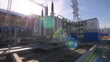Yalıtımlı güç transformatörü ve elektrik kabloları.