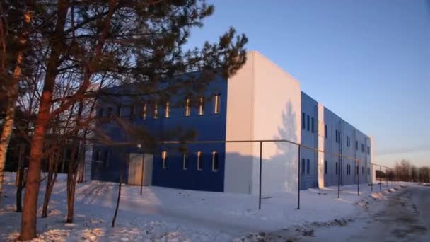 Budynek warsztatowy z gazociągiem o zachodzie słońca w zimie — Wideo stockowe