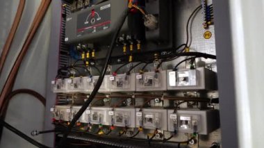 Atölyede şalterde kilitleri olan devre kesiciler
