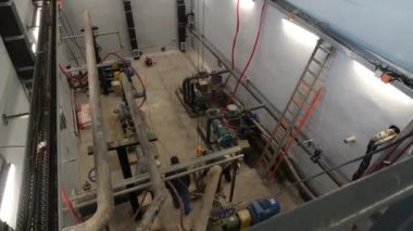 İşçiler borular kompresörüyle dükkanda kutularını palete koyuyorlar