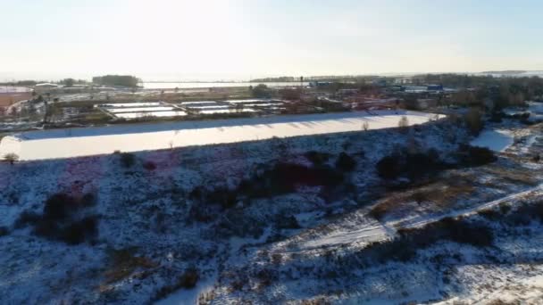 Τεράστια δεξαμενή σε χιονισμένο λόφο στο σταθμό επεξεργασίας λυμάτων — Αρχείο Βίντεο