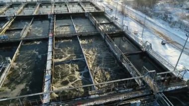 Arındırma istasyonundaki büyük depolarda dönen su.