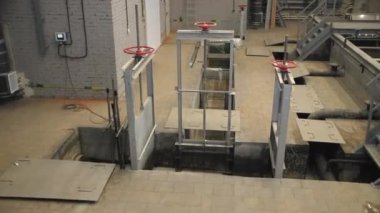 Atık su arıtma tesisinde kırmızı kollu ekipman