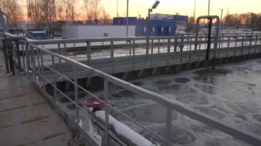Havada dönen suyla birlikte köprü boyunca hareket et.