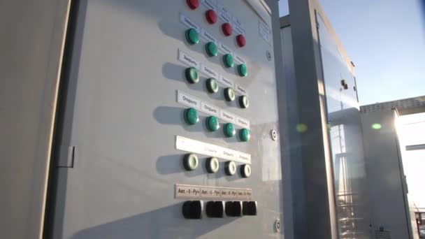 Panel de control por depósitos en estación de tratamiento de aguas residuales — Vídeo de stock