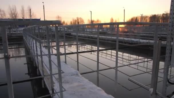 가공 된물이 흐르는 저수지 위에 텅 빈 눈덮인 다리들 — 비디오