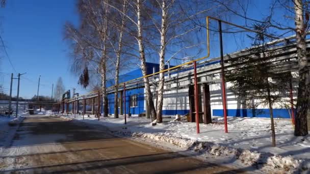 Gasoductos y carreteras cerca del edificio del taller en el día de invierno — Vídeo de stock