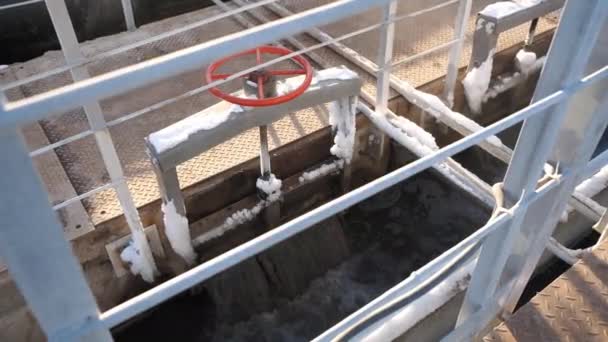 Rollladen roter runder Hebel auf metalltechnischem Grund über Waschbecken — Stockvideo