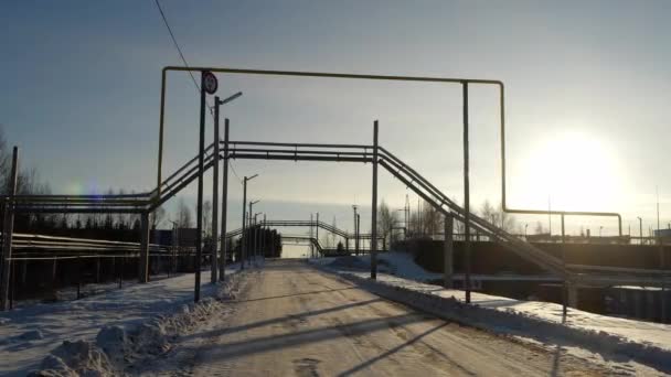 Tubería sobre carretera nevada a través de planta de tratamiento de aguas residuales — Vídeos de Stock