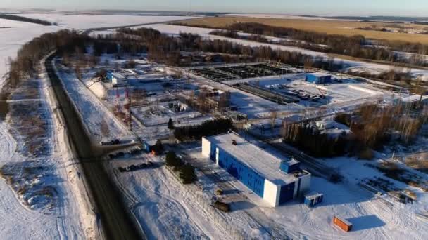 Estrada perto da moderna estação de tratamento de águas residuais no inverno — Vídeo de Stock