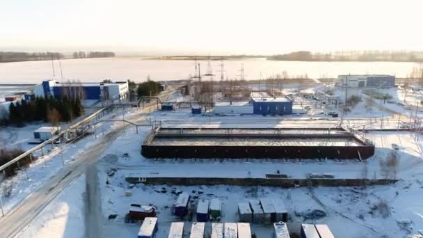 Piscines d'aération avec pont à l'usine de traitement des eaux usées — Video