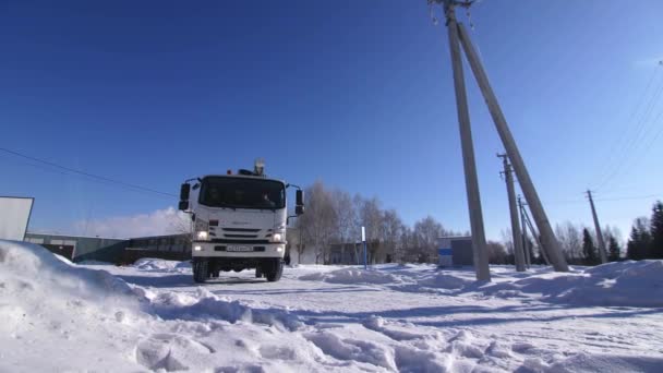 Contemporanea camion guida lungo la strada innevata contro magazzino — Video Stock