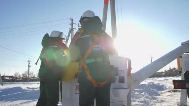 Lavoratori con cinture di sicurezza vicino alla cabina della gru di camion — Video Stock