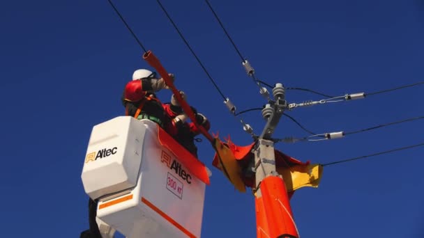 Pracovníci dát světlé trubice na kabel elektrického vedení v kabině — Stock video