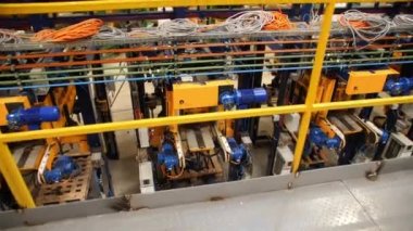 Atölyede kablolu otomatik makine araçları satırları