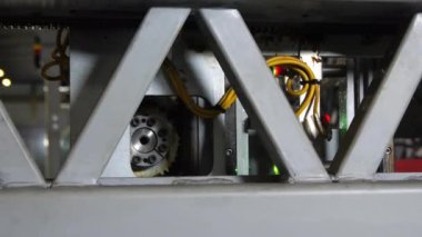 Makine aracı, üretim tesisinde metal kiriş boyunca hareket eder