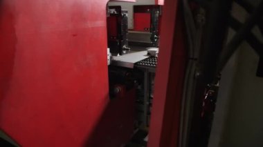 Ev içi buzdolabı çantası parçası makine aracıyla taşınıyor