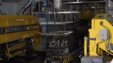 Makinenin manipülatörü fabrikada buzdolabının kapağının bir kısmını taşıyor