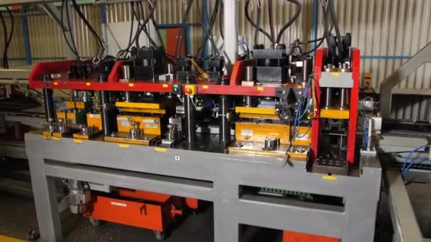 Rörelse till automatiserade verktygsmaskiner vid produktionsanläggningen — Stockvideo