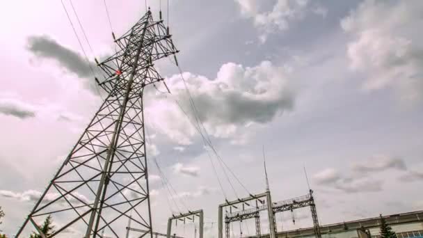 Облака плавают в небе над электростанцией — стоковое видео
