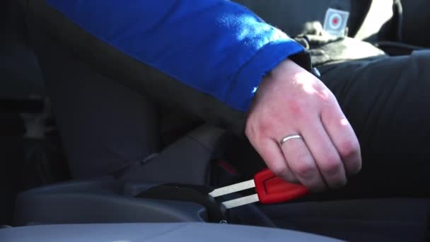 Řidič se pohybuje nahoru úroveň ruční brzdy sedí v kabině nákladního automobilu — Stock video
