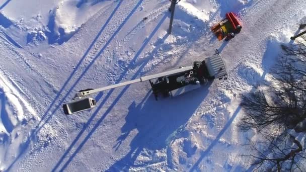 Chariot élévateur à flèche avec berceau près des lignes de transmission d'énergie — Video