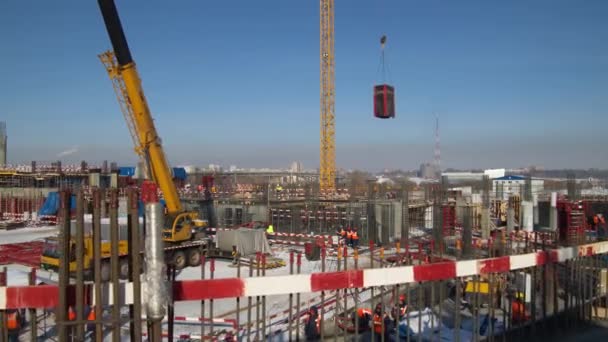 Turmdrehkran transportiert Material über Baustelle — Stockvideo