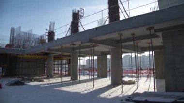 Metal direkler ve kolonlar tarafından desteklenen beton köprü