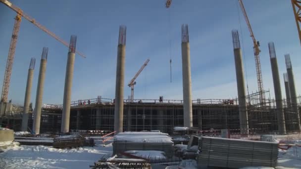 Hohe Turmdrehkräne auf der Baustelle des Sportstadions — Stockvideo