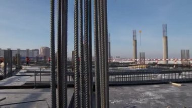 İnşaat alanındaki karlı zeminde leşler ve inşaatçılar.