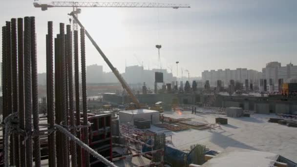 Procesos de construcción durante el día en la obra del estadio — Vídeos de Stock