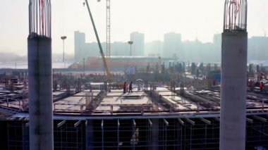 Spor sahasının karlı zemininde sıcak üniformalı işçiler