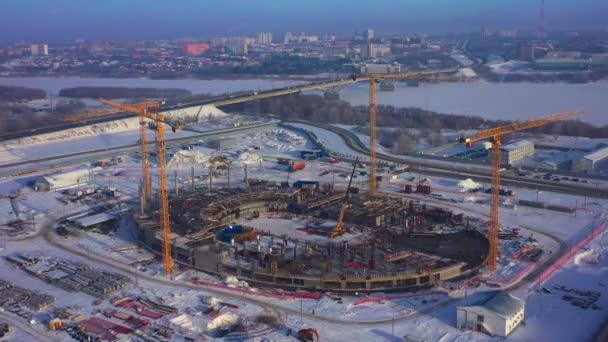 Edificio inacabado de arena y maquinaria deportiva en invierno — Vídeo de stock