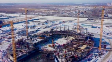 Kuleli vinçlerle spor stadyumu inşaatı