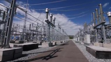 Elektrik üretim istasyonunda yol boyunca hareket