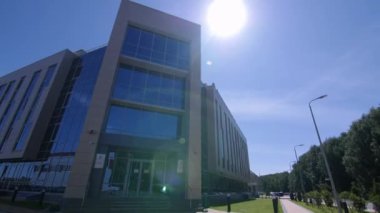 Baharda caddelerde cam cepheli modern ofis binası