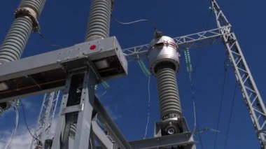 Elektrik santralindeki desteklere kablolu izolatörler