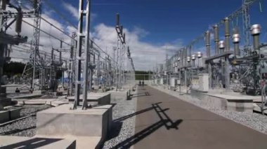 Elektrikçiler dağıtım santrali santralinde yürüyorlar